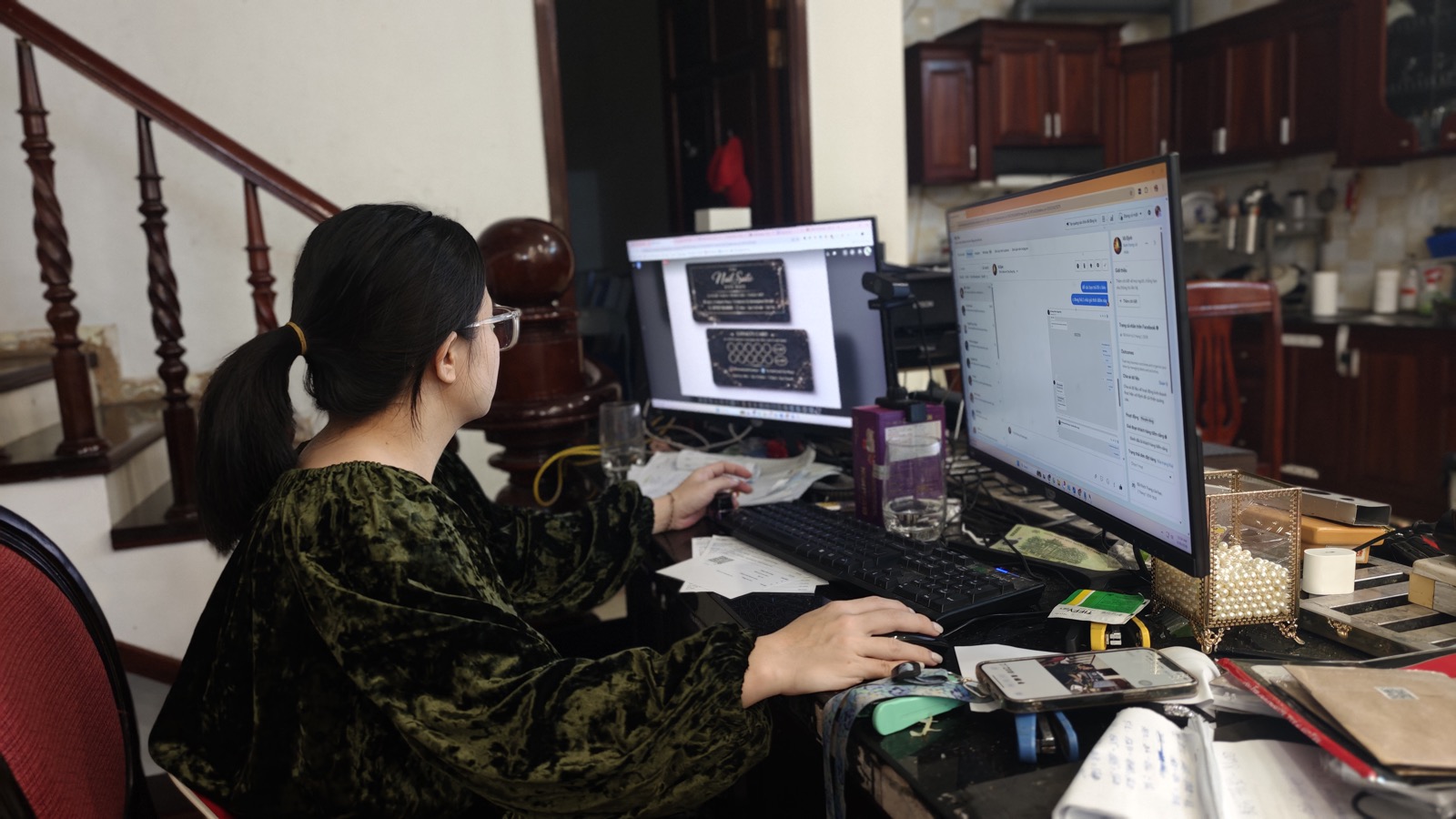 Mợ Dung Nguyễn Thùy Dung đang làm việc